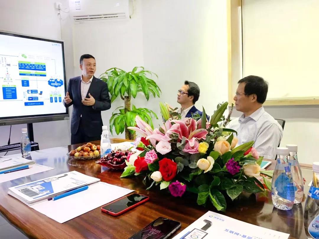 潘董向金会长汇报工作一