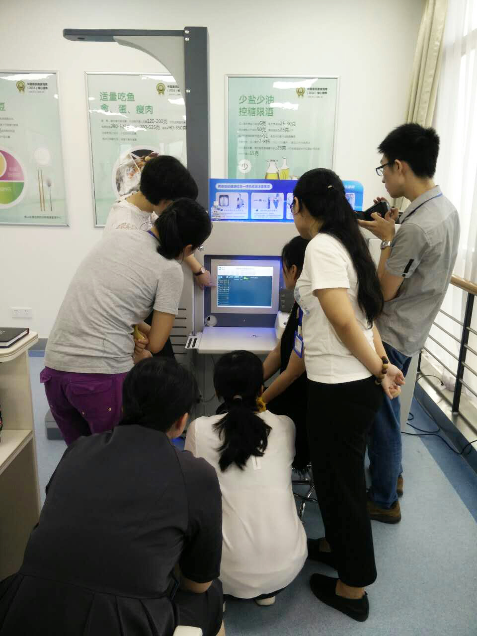群众体检参观深圳南山慢病院的携康健康管理一体机XKZN-A300图4