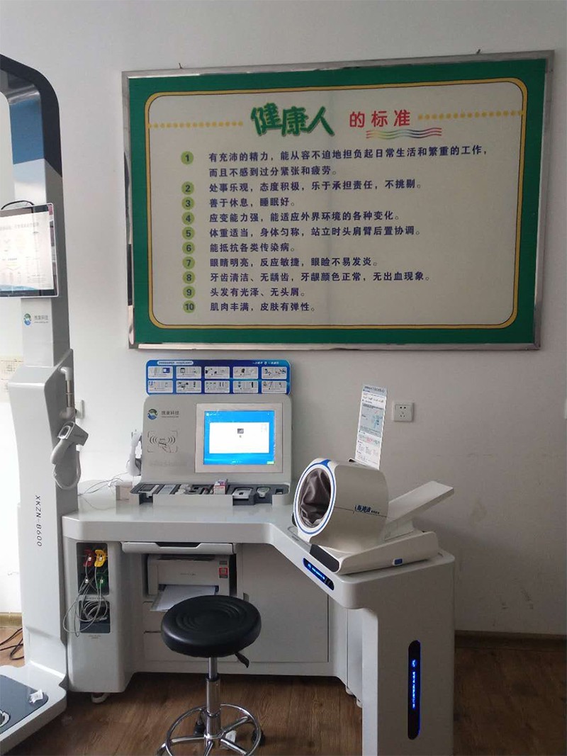 黑龙江省伊春市西林区人民医院护士为前来体检居民检测健康项目